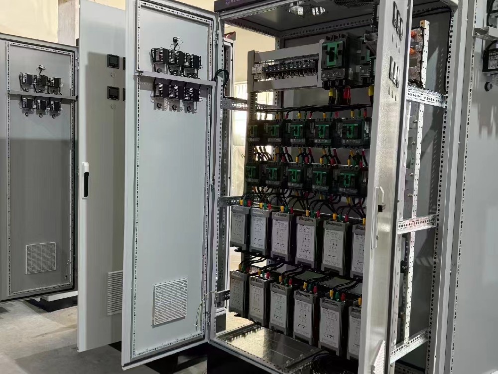 手动电力调整器和自动电力调整器在操作上有何分歧？