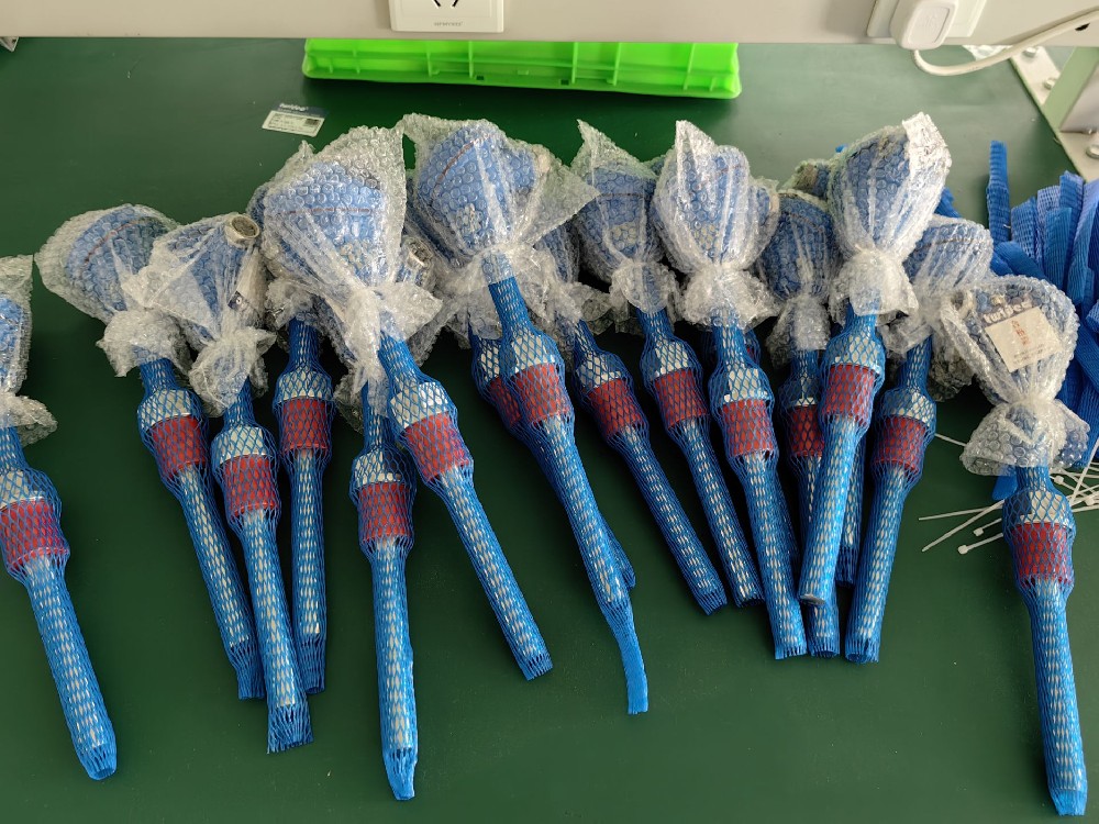 在工业自动化中，热电阻是若何与节造系统集成的，以实现温度节造和监测？