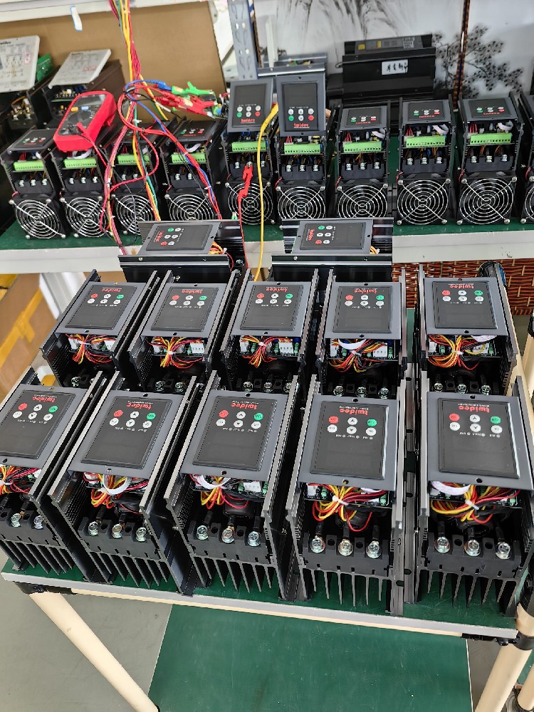 对于幼功率且对精度要求极高的尝试设备，应若何精准选型电力调整器？