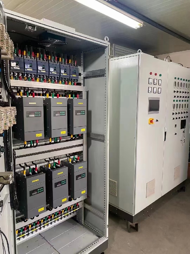 当必要对电力调整器进行参数批改时，怎么操作能预防对在运行的系统造成冲击？