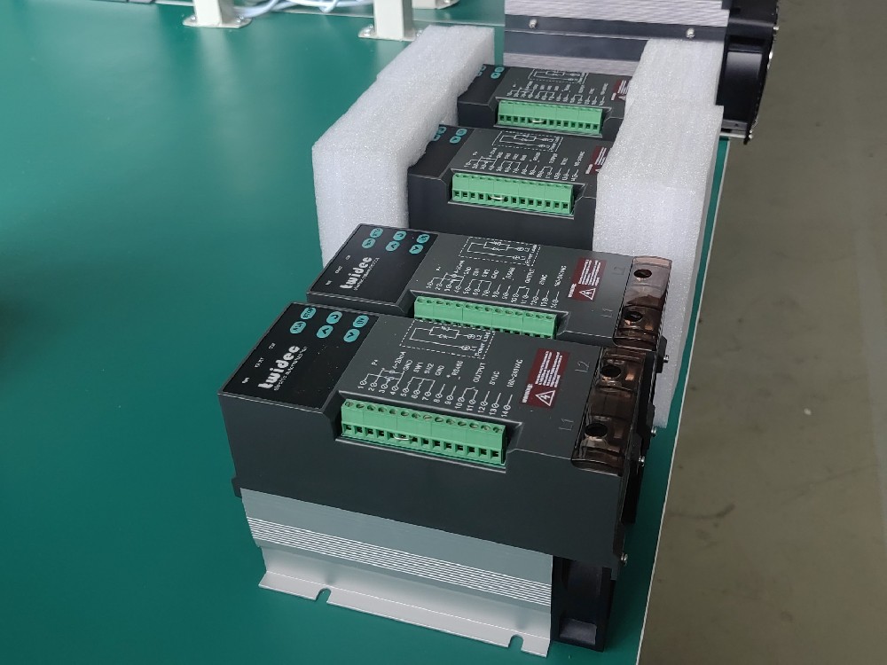 若何通过电力调整器优化电镀工艺中的电源不变性？