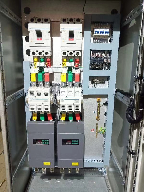 若何通过电力调整器实现对电机软启动和软终场的精确节造？