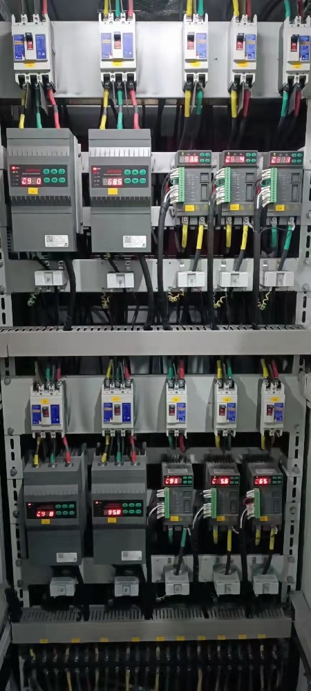 电力调整器在微电网系统中，若何协调分歧能源发电单元的电力输出？