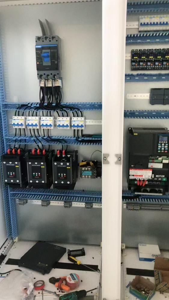 若何通过电力调整器实现对散布式能源资源的聚合与有效利用？