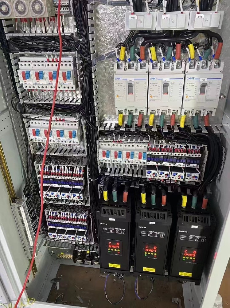 电力调整器运行一段功夫后，显示的电流值与现实丈量值误差较大，是什么原因导致丈量禁绝，该若何校准？