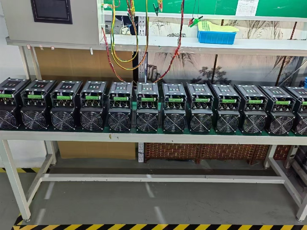 衔接电力调整器的线缆老化，在不更换线缆的情况下，能否采取一时措施持续安全使用电力调整器？