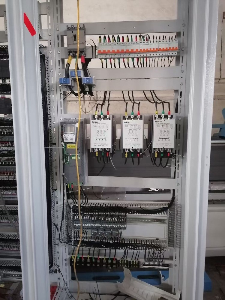 夏季高温高湿环境下，电力调整器运行不不变，时时出现死机景象，该若何应对？