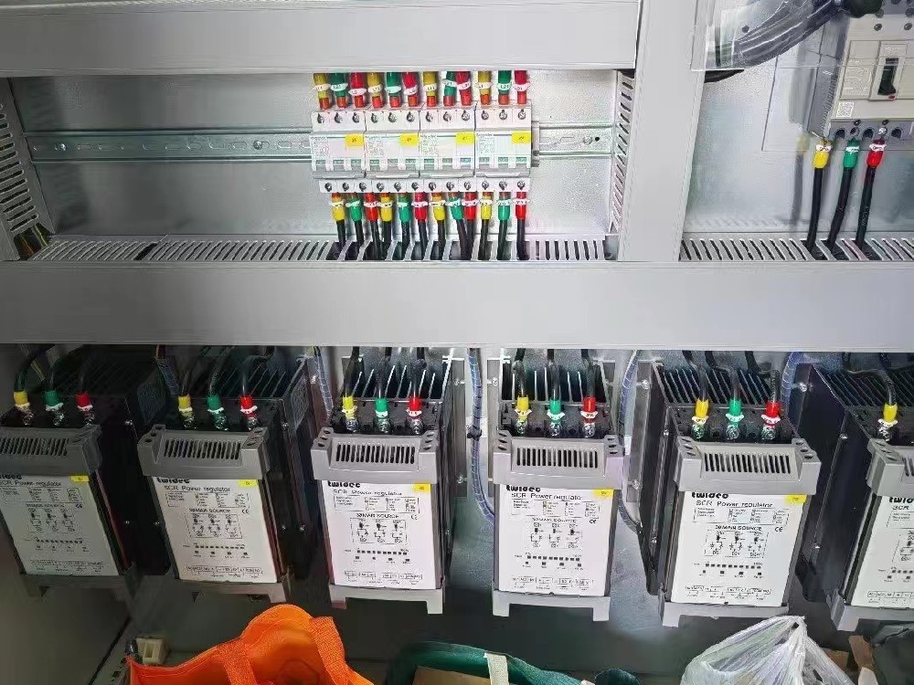 电力调整器的散热电扇败坏，临时没有相宜的备件更换，能否短功夫内持续运行设备？