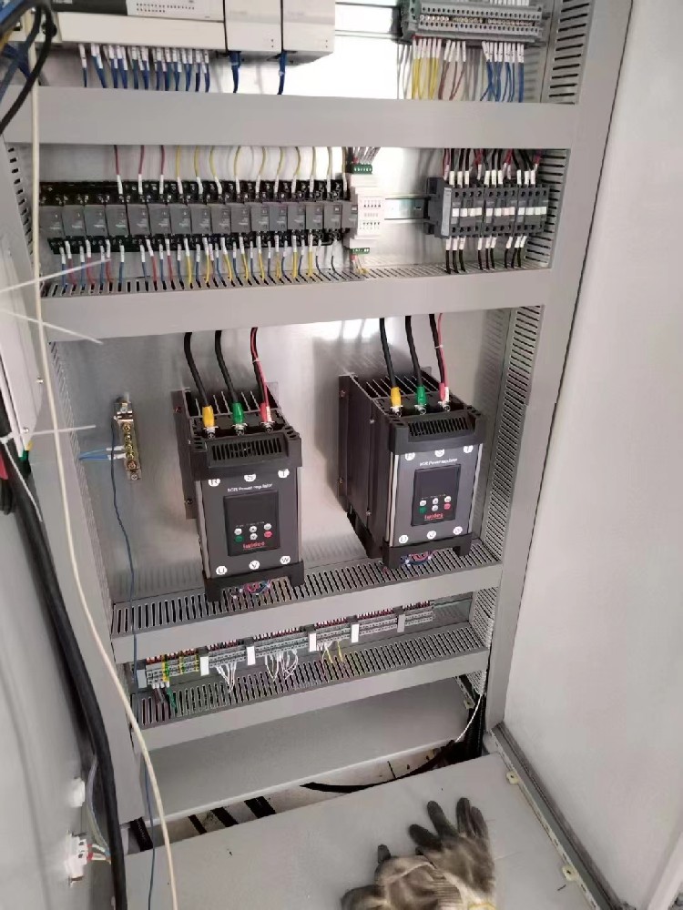 电力调整器在运行中误触垂危终场按钮，复原正常运行必要进行哪些操作和查抄？