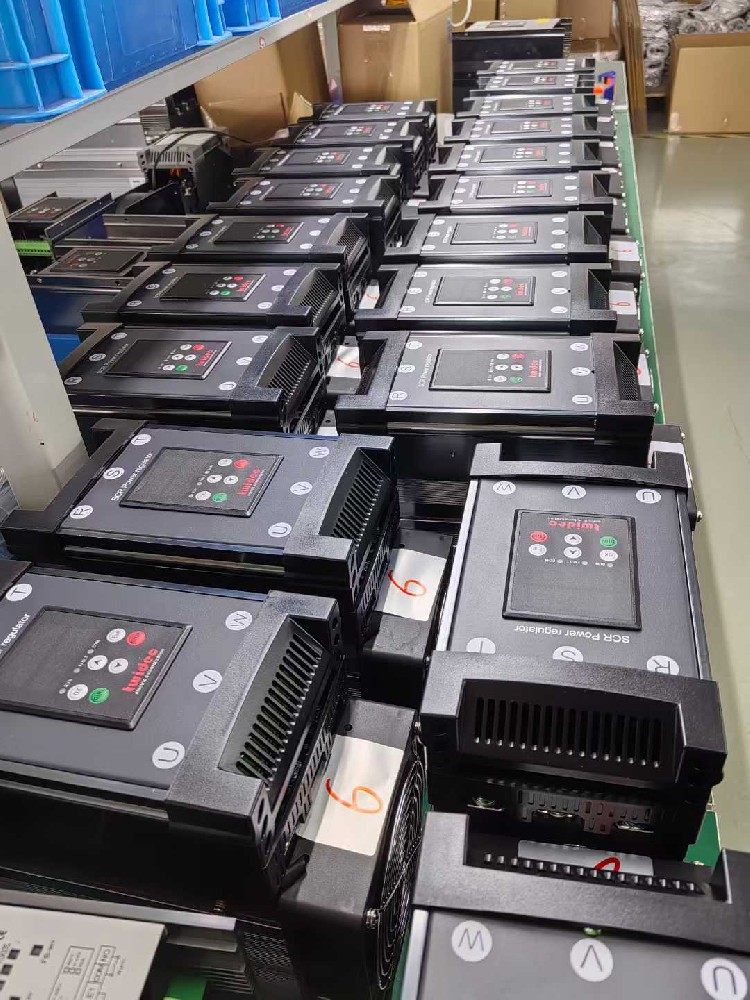 尝试将电力调整器与新的负载设备衔接，却无法正常工作，该从哪些方面排查兼容性问题？